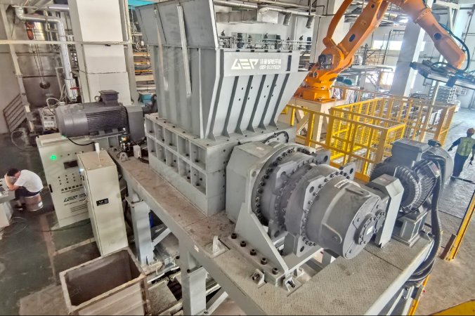 中国広東省におけるCuO生産ラインプロジェクトで使用される二軸シュレッダー